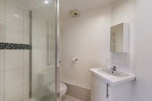 Master Bedroom En Suite- click for photo gallery